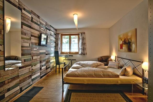 Schnider Bed&Breakfast Und Cafe Vals Bilik gambar
